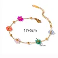 Goldenes Titan-Armband mit bunten Kristall-Blumenanhängern und verstellbarer Kette - Bunte Perlen Blumen Armband (E153) / Gold