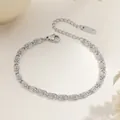 Nahaufnahme der silberfarbenen Glieder und des K18-Prägestempels auf dem Anhänger - S-Glieder Armband / Stahlfarben