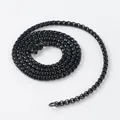 Détail d'un collier chaîne box noire en acier inoxydable avec fermoir mousqueton - 1.5*45 / Noir