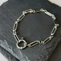 Minimalistisches Edelstahl-Büroklammer-Armband mit großem Segelverschluss auf Stein - 17 / Stahlfarben