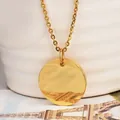 Nahaufnahme einer polierten goldenen runden Halskette mit minimalistischer O-Kettenstruktur - Große Runde Platte / Standardlänge / 18K-Gold