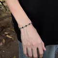Detailansicht des Edelstahl-Armbandes im Punk-Stil mit schwarzen Kreuzmotiven am Handgelenk - 19cm / Schwarz