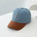 Kinder Jeans Baseballkappe mit Dinosaurier Stickerei und braunem Schirm im Freizeitstil - Verstellbar (48-54cm) / Hellblau & Beige