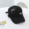 Détail de la broderie squelette de dinosaure blanc sur une casquette en coton noir - Tour de Tête 51-54CM / Noir