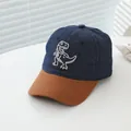 Detailaufnahme der Kinder-Jeans-Baseballkappe mit Dinosaurier-Stickerei und brauner Krempe - Verstellbar (48-54cm) / Navyblau Patchwork