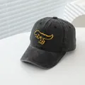 Detalle del bordado de esqueleto de dinosaurio amarillo en gorra de algodón gris oscuro - Ajustable / Negro
