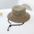 Dettaglio cappello a secchiello per bambini in cotone lavato con ricamo veicoli da cantiere - 54cm / Kaki