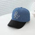 Detailansicht der Denim-Struktur und Dinosaurier-Stickerei auf der Kinder-Kappe - Verstellbar (48-54cm) / Navyblau Violett Patchwork