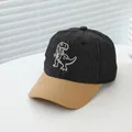 Detailaufnahme der T-Rex-Stickerei auf Kinder-Baseballcap aus Denim mit khakifarbener Krempe - Verstellbar (48-54cm) / Schwarz Color Block