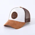 Detailansicht der braunen Wildlederkrempe und der weißen Mesh-Trucker-Kappe mit Patch - Verstellbar / Weiß + Khaki