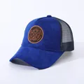Blaue Wildleder-Mesh-Baseballkappe mit braunem Enjoy Life Lederpatch und atmungsaktiver Rückseite - Verstellbar / Königsblau