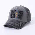 Detalle del bordado NYC y acabados desgastados en la gorra de béisbol de algodón lavado - Ajustable / Negro + Gris