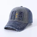 Detalle de gorra de denim lavado con bordado NYC y visera con bordes deshilachados - Ajustable / Azul Marino + Gris