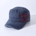 Detailaufnahme der blauen Vintage-Militärkappe mit roter Stickerei auf weißem Hintergrund - Verstellbar / Marineblau