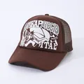 Vista laterale del cappello trucker marrone con stampa Kapriccio Vital e rete traspirante - Regolabile / Marrone
