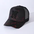 Detail der N-Stickerei auf einer rot-schwarzen Baseballkappe mit Schlangenmuster und Netz - Verstellbar / N-Buchstaben-Patch-Stil / Schwarz Rot