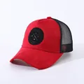Rote und schwarze Wildleder-Trucker-Cap mit rundem Abzeichen und atmungsaktivem Netz - Verstellbar / Rot