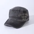 Detail der anthrazitfarbenen Military Cap mit weißer Youth 1995 Stickerei auf Canvas - Verstellbar / Schwarz