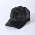 Detail der Baseballkappe mit schwarzem N-Patch, Schlangenmuster und Mesh-Rückseite - Verstellbar / N-Buchstaben-Patch-Stil / Schwarz und Grau