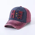 Gorra NYC de algodón lavado en azul marino y granate con parche H y estrellas - Ajustable / Rojo y Gris