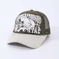 Dettaglio di un cappello trucker bicolore con rete verde e stampa piano Kapriccio - Regolabile / Corona Verde Tesa Beige