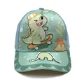 Casquette enfant avec dinosaure mignon sur skateboard en vert et bleu pastel - Réglable / Cyan