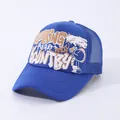 Detalle de gorra trucker azul con estampado de letras y malla trasera transpirable - Azul