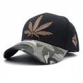 Camouflage-Baseballkappe mit Ahornblatt-Stickerei und gebogener Krempe aus Baumwolle - Verstellbar / Schwarzer Körper Camo Krempe