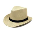 Dettaglio di un cappello di paglia beige con nastro in ecopelle nera e fibbia metallica - 58cm / Beige