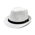 Détail d'un chapeau fedora en paille blanche avec ruban noir et boucle en métal argenté - 58cm / Blanc