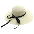 Détail de la texture tressée et du nœud noir élégant sur le chapeau en paille crème - Taille unique / Crème