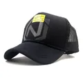 Gorra trucker negra con parche NPC amarillo y estampado gris sobre fondo blanco - Ajustable / Negro