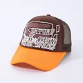 Cappellino trucker vintage con corona marrone, visiera arancione e scritte bianche - Regolabile / Parte Superiore Marrone Tesa Gialla