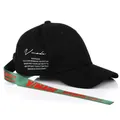 Cappellino da baseball nero con lungo cinturino verde logato e ricami in stile street - Nero con nastro verde
