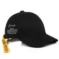 Berretto da baseball nero Vmade con lunga fascia gialla e dettagli testuali laterali - Nero con cinturino corto