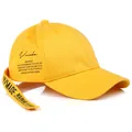 Dettaglio del cappellino da baseball giallo con lunga cinghia decorativa e logo Vmade - Giallo con cinturino corto