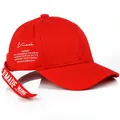 Dettaglio del cappellino rosso con lunga cinghia VMADE WARNING e scritte laterali - Rosso con cinturino corto