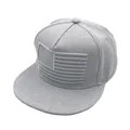Gorra de béisbol gris claro con visera plana y bordado detallado de la bandera de EE. UU. - Ajustable / Gris