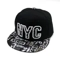 Streetwear NYC Stickerei Snapback Cap mit Graffiti-Flachrand auf weißem Hintergrund - Verstellbar / Schwarz