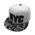 Weiße NYC Stickerei Flat Brim Baseballkappe mit Streetstyle Graffiti-Print Schirm - Verstellbar / Weiß