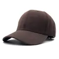 Detailansicht der Nähte und des Baumwollstoffs einer dunkelbraunen minimalistischen Baseballkappe - Kaffeebraun