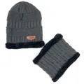Detalle del gorro de punto gris y calentador de cuello con forro polar cálido - Conjunto de Gorro y Bufanda / Gris