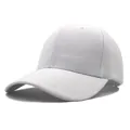 Klassische weiße Baseballkappe aus Baumwolle mit gebogenem Schirm im minimalistischen Stil - Weiß