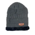 Detalle del gorro de punto con forro polar grueso y etiqueta decorativa de cuero marrón - Solo Sombrero / Gris