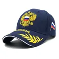 Dettaglio del ricamo dorato dell'aquila e del testo Russia sul cappello blu scuro - Regolabile / Blu navy