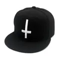 Schwarze Snapback-Mütze mit weißem 3D-Kreuzstickerei im minimalistischen Hip-Hop-Stil - Snapback-Stil Mit Flacher Krempe / Schwarz