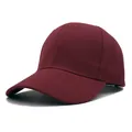 Dunkelrote Baseballkappe aus Baumwolle mit gebogenem Schirm und schlichtem Design - Burgunderrot