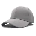 Klassische graue Baseballkappe mit gebogenem Schirm und strukturiertem Sechs-Panel-Design - Hellgrau