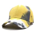 Détail du motif tie-dye jaune et gris sur la casquette de baseball en toile de coton - Réglable / Tie-dye Jaune-Noir-Gris
