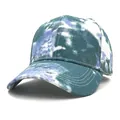 Vue détaillée d'une casquette tie-dye avec effet délavé bleu et violet style urbain - Réglable / Tie-dye Bleu-Violet-Blanc